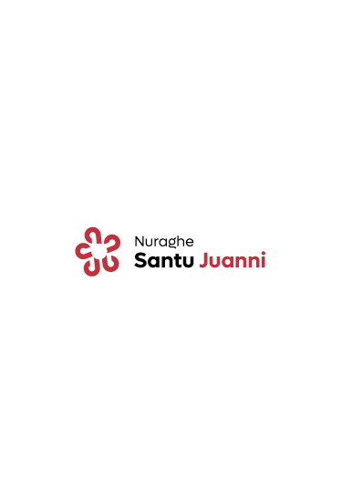 Logo del sito archeologico del Nuraghe Santu Juanni. Il logo contiene un pittogramma rosso che rappresenta la struttura del nuraghe formata da 5 colonne laterali e una centrale, sulla sinistra del pittogramma si trova la scritta "Nuraghe Santu Juanni".