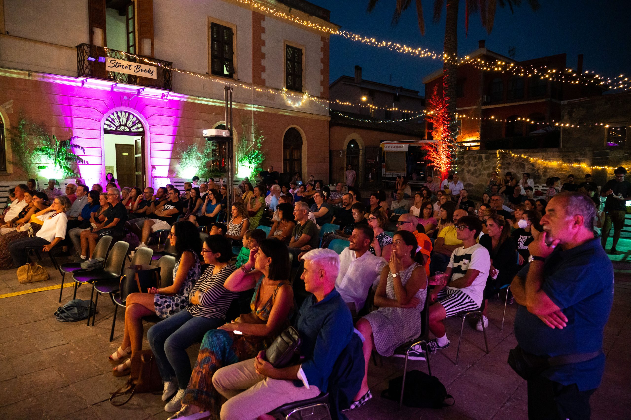 Street Books: Festival Letterario in Sardegna Giobbe Covatta a Street Books 2024 - Video Vision Organizzazione Festival in Sardegna